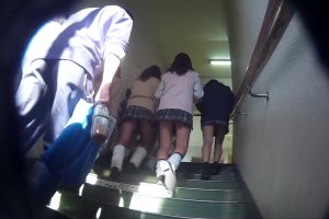 Upskirt Japanese schoolgirl at the subway station (5 Videos)